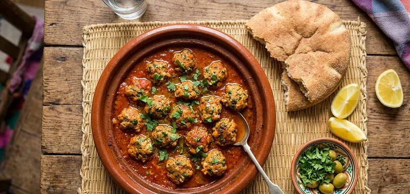 Plat marocain de kefta de sardines servi avec pain et citron