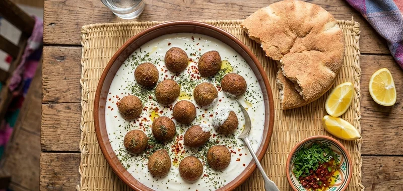 Kibbeh labanieh servi dans une sauce au yaourt crémeuse