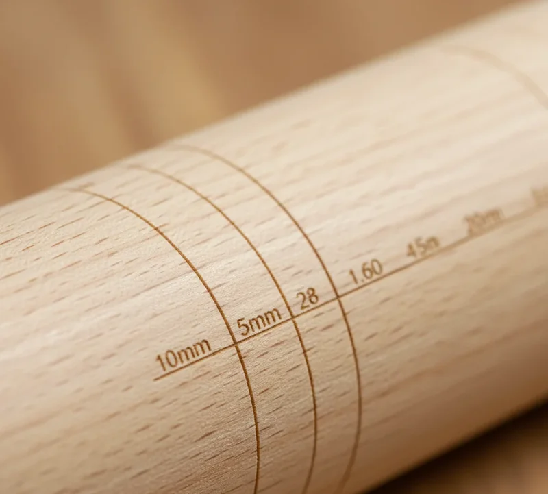 Détail des lignes de guidage sur un rouleau à pâtisserie pour une épaisseur régulière